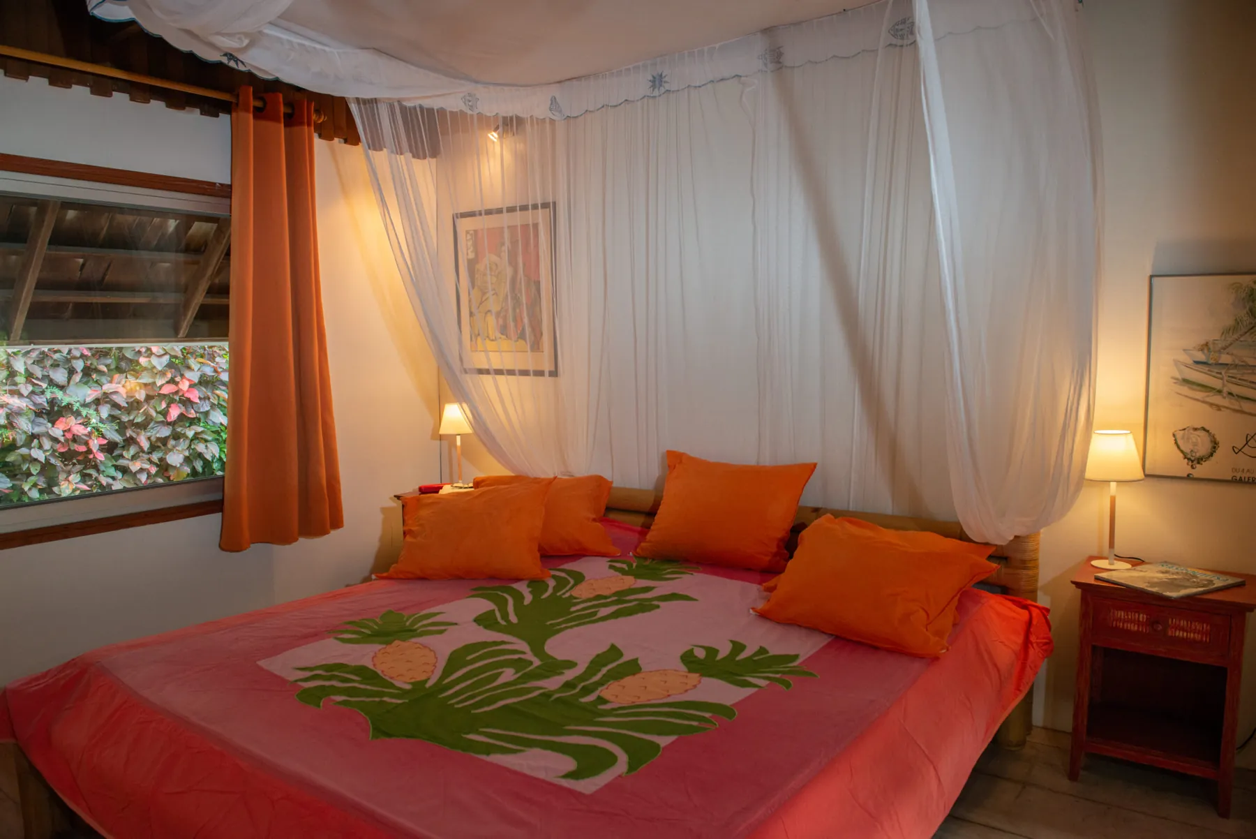 La chambre du milieu : lit king et moustiquaire