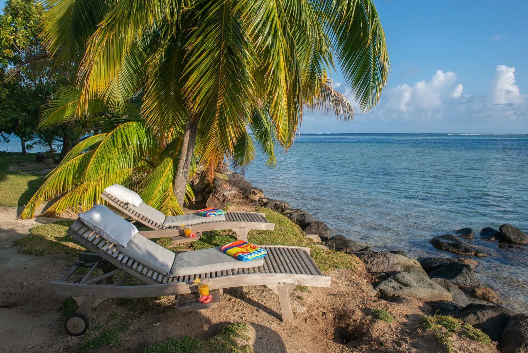 The lagoon and sun loungers in front of the house