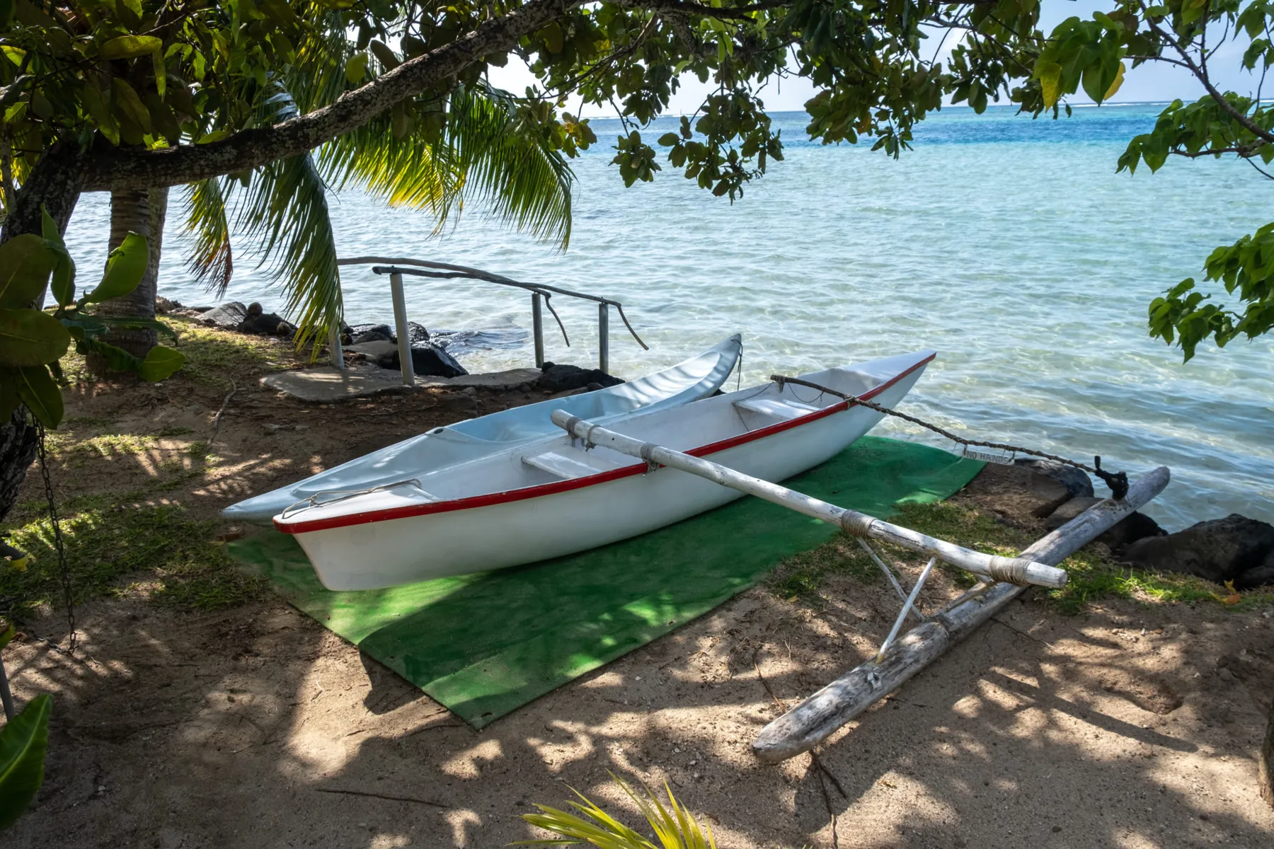 La pirogue à balancier, sur le rivage
